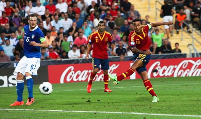 Il sinistro vincente di Thiago Alcantara per il 2-1 Spagna. Iberici di nuovo in vantaggio, ancora su errore della difesa azzurra. Epa